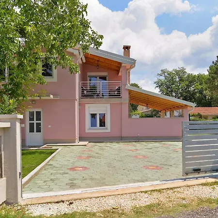 Valbandon 1719 بيت للعطل